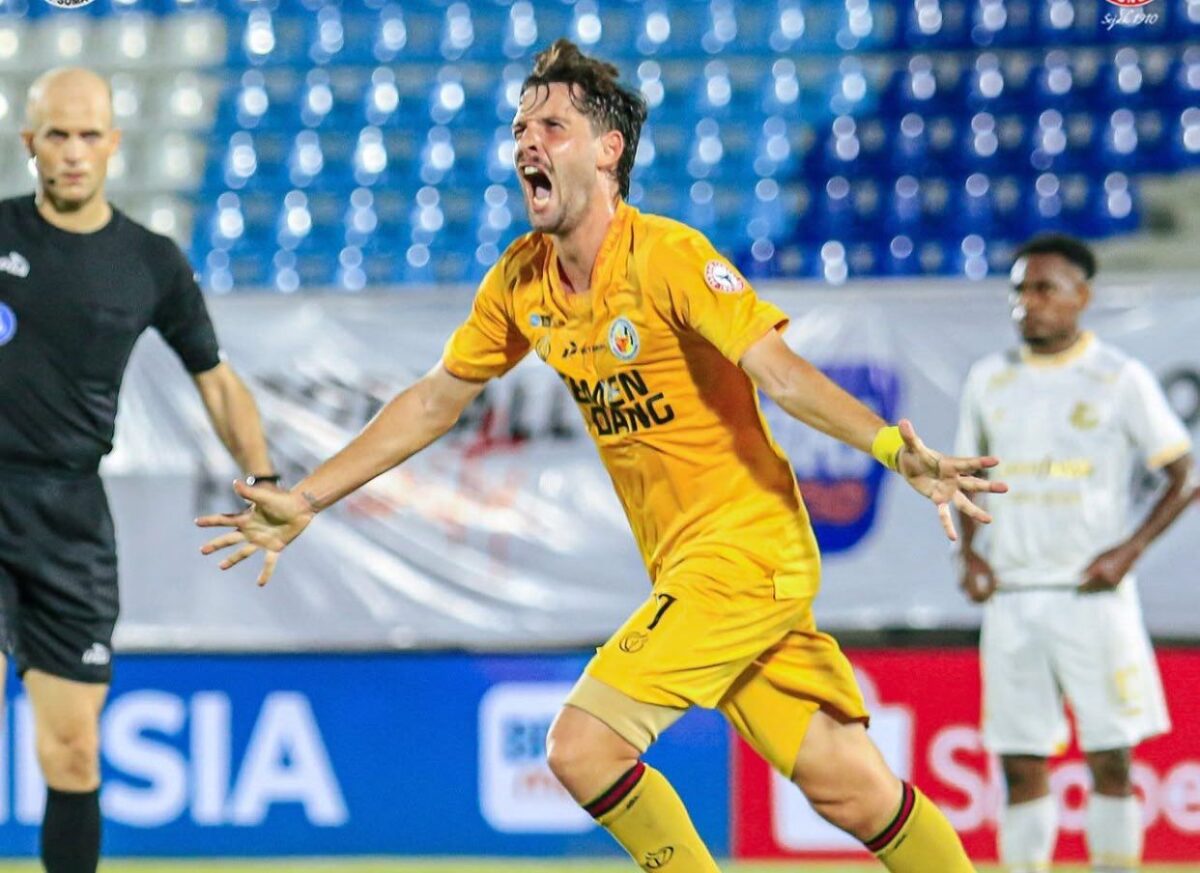 Αυτόν που σε έσωσε δεν τον γιουχάρεις…